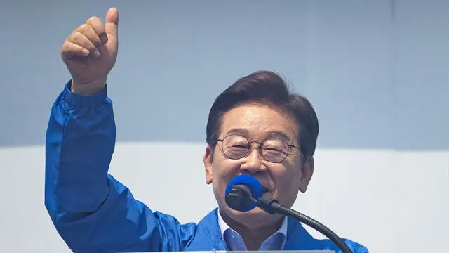 epa12144431 South Korea's presidential candidate of the liberal Democratic Party, Lee Jae-myung attends a campaign stop in front of a train station in Chuncheon, the capital of northeast province of Gangwon, South Korea, 30 May 2025, ahead of the June 3 presidential election. EPA/YONHAP / POOL SOUTH KOREA OUT
