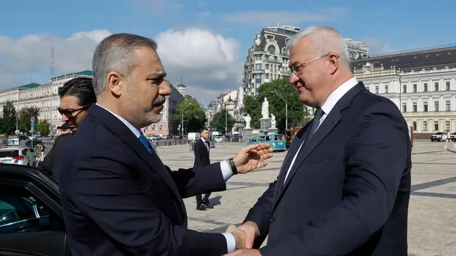 epa12144484 Ukrainian Foreign Minister Andrii Sybiha (R) and Turkish Foreign Minister Hakan Fidan (L) shake hands during their meeting in downtown Kyiv, Ukraine, 30 May 2025. Hakan Fidan arrived in Ukraine to meet with senior Ukrainian officials amid the ongoing Russian invasion. EPA/SERGEY DOLZHENKO