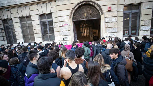 La protesta degli studenti del Righi davanti la scuola. Roma 16 febbraio gennaio 2022 ANSA/MASSIMO PERCOSSI