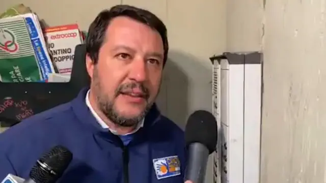 "Buona sera signora, suo figlio è uno spacciatore?". Così l'ex ministro dell'Interno Matteo Salvini, si è rivolto suonando un citofono di via Deledda, nel cuore del quartiere popolare del Pilastro a Bologna. E' stata Annarita Biagini, una donna di mezza età, fan del leader leghista, a indicare questo citofono e ad accompagnare Salvini in un giro nel quartiere. ANSA/FERMO IMMAGINE VIDEO +++EDITORIAL USE ONLY - NO SALES+++