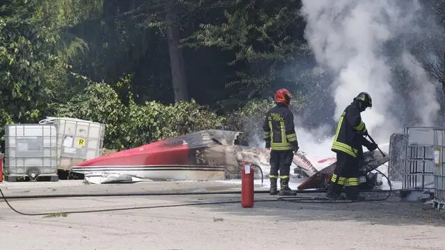 Il piccolo aereo da turismo precipitato all'esterno dell'aeroporto civile 'Gino Allegri" di Padova, finendo su un parcheggio a lato della strada che corre parallela allo scalo, 19 giugno 2021. ANSA/ NICOLA FOSSELLA