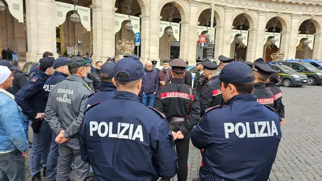 Sono 92 gli operatori di Polizia di Stato, Carabinieri e Guardia di Finanza che stanno intervenendo alla stazione Termini a Roma, mentre 148 sono impegnati alla stazione Centrale di Milano, 22 dicembre 2024. NPK ANSA / Ufficio stampa Viminale +++ ANSA PROVIDES ACCESS TO THIS HANDOUT PHOTO TO BE USED SOLELY TO ILLUSTRATE NEWS REPORTING OR COMMENTARY ON THE FACTS OR EVENTS DEPICTED IN THIS IMAGE; NO ARCHIVING; NO LICENSING +++