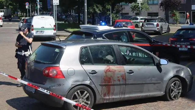 ++++GRAPHIC CONTENT+++ L'auto sporca di sangue con cui è stato lasciato in piazza Principessa Clotilde a Milano, di fronte all'ospedale Fatebenfratelli, un ragazzo accoltellato, la cui età non è stata ancora accertata. Con lui c'era anche un cane rottweiler, ferito a sua volta. Milano, 16 maggio 2025. ANSA / PAOLO SALMOIRAGO +++ALL'ATTENZIONE DELL'EDITORE ++ SI PREGA DI VALUTARE PREVENTIVAMENTE LA PUBBLICAZIONE DATO IL CONTENUTO PARTICOLARMENTE CRUENTO DELLE IMMAGINI+++