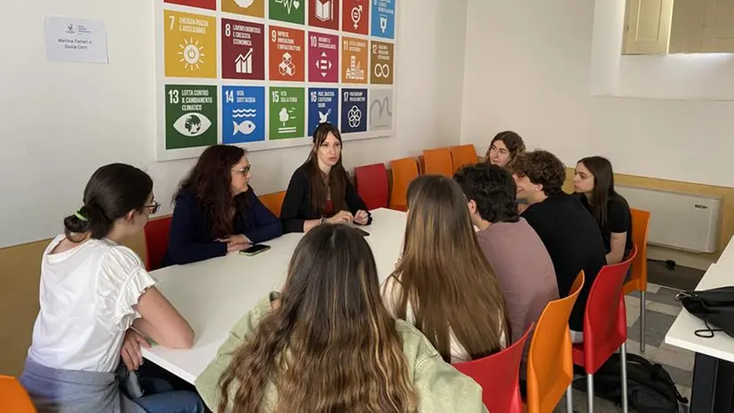 Il confronto tra operatori e studenti © www.giornaledibrescia.it