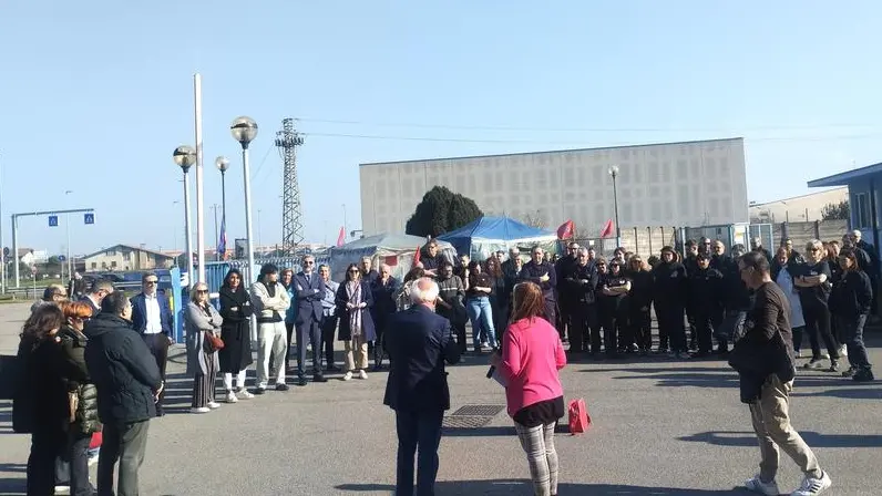 A Castenedolo l’assemblea aperta ai politici davanti allo stabilimento della Stanadyne - © www.giornaledibrescia.it
