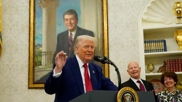 epa12141395 US President Donald Trump speaks at the swearing-in ceremony for Jeanine Pirro as interim US Attorney for the District of Columbia, in the Oval Office at the White House in Washington, DC, USA, 28 May 2025. EPA/Chris Kleponis - Pool via CNP / POOL