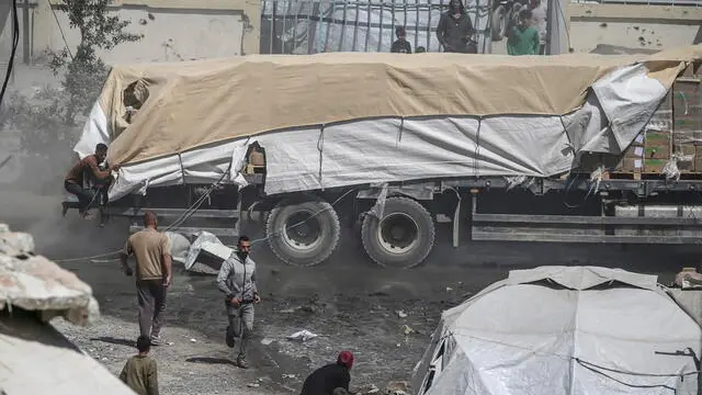 epa12133342 A humanitarian aid truck drives along Al Rashid road into Gaza City, 25 May 2025. The Government Media Office in Gaza reported on 24 May that at least 58 people died due to malnutrition, and 242 others due to a lack of food and medicine since 02 March 2025, when Israel closed border crossings, preventing the entry of essential supplies. EPA/MOHAMMED SABER