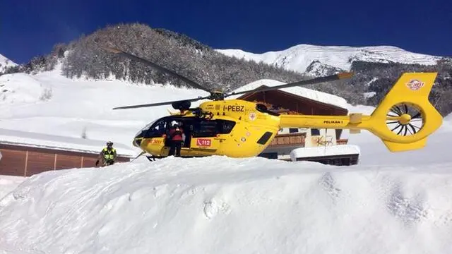 Gli elicotteri Pelikan 1 e 2 a disposizione per eventuali interventi medici in Alta Val Venosta (Bolzano), 23 gennaio 2018. ANSA/UFFICIO STAMPA VIGILI DEL FUOCO +++ ANSA PROVIDES ACCESS TO THIS HANDOUT PHOTO TO BE USED SOLELY TO ILLUSTRATE NEWS REPORTING OR COMMENTARY ON THE FACTS OR EVENTS DEPICTED IN THIS IMAGE; NO ARCHIVING; NO LICENSING +++