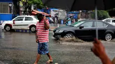 epa12143365 Indian commuters wade through rain with street in state of West Bengal Kolkata, Eastern India, 29 May 2025. The Indian Meteorological Department predicts heavy rain in Kolkata between 27 and 29 May 2025. EPA/PIYAL ADHIKARY