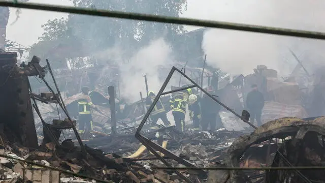 epa12133430 Ukrainian rescuers work at the site of a residential area struck by a rocket as a result of an overnight strike in a village near Kyiv, Ukraine, 25 May 2025, amid the ongoing Russian invasion. At least 12 people were killed across Ukraine, including children, and dozens more were injured, after Russia launched a large-scale attack with at least 69 missiles and nearly 300 drones in 13 different regions, the State Emergency Service confirmed on 25 May. EPA/SERGEY DOLZHENKO
