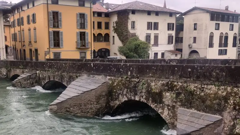 Il restauro dei tre rostri del ponte romano a Palazzolo