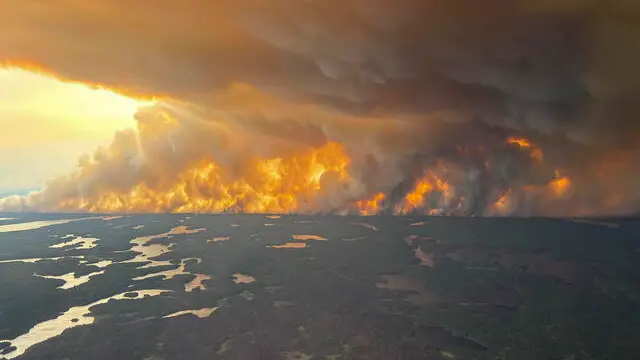 epa12144180 A handout photo made available by the government of Manitoba shows a large wildfire in Flin Flon, Manitoba, Canada, 27 May 2025 (issued 29 May 2025). Thousands of people in the area have been evacuated from their homes and Manitoba has declared a state of emergency. EPA/GOVERNMENT OF MANITOBA HANDOUT HANDOUT EDITORIAL USE ONLY/NO SALES