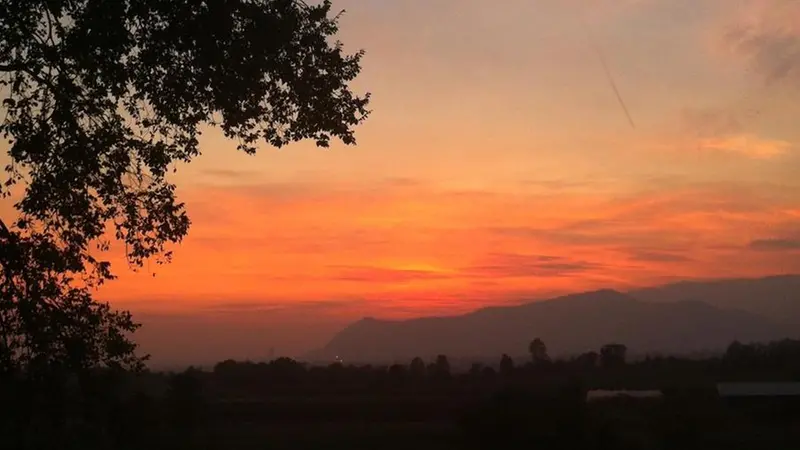 Un tramonto visto da San Giorgio a Mocasina di Calvagese della Riviera