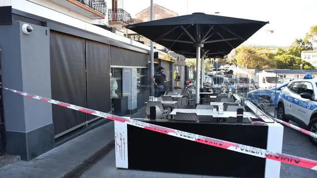 Un posteggiatore abusivo, al culmine di una lite, ha ferito mortalmente a coltellate il dipendente di una delle più note pasticcerie di Catania, colpendolo con coltellate a braccia, tronco e addome. ANSA/ORIETTA SCARDINO