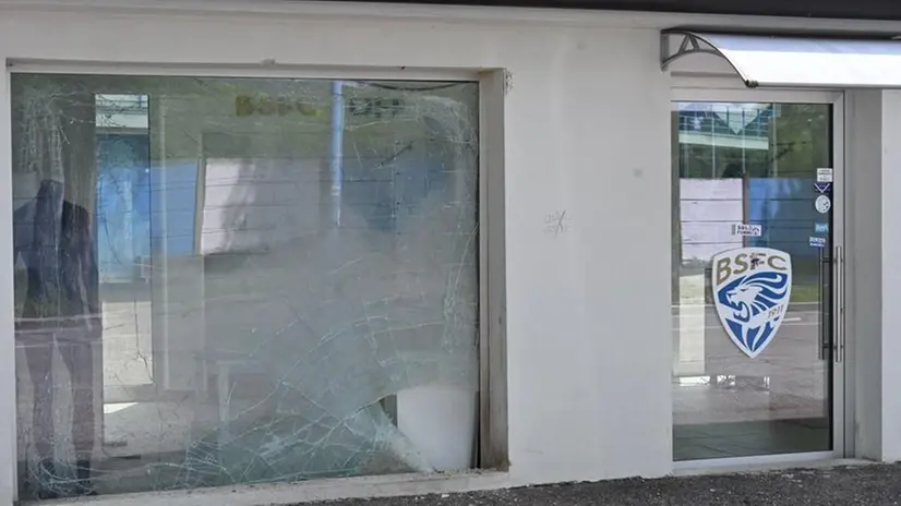 Spaccata allo store del Brescia Calcio a Mompiano