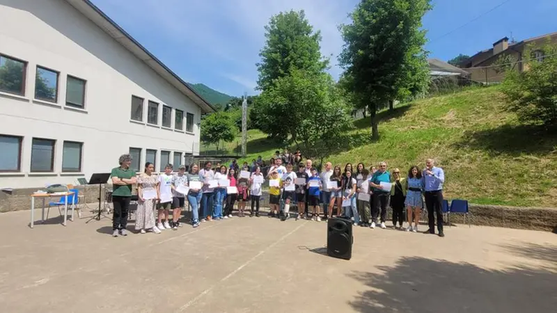 L'esibizione degli studenti in piazza Mercato