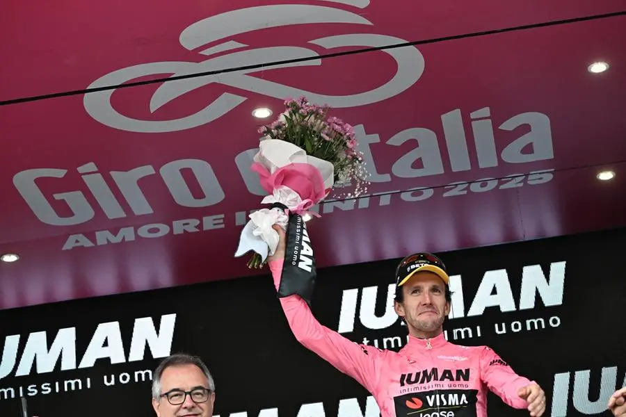 Simon Yates in maglia rosa