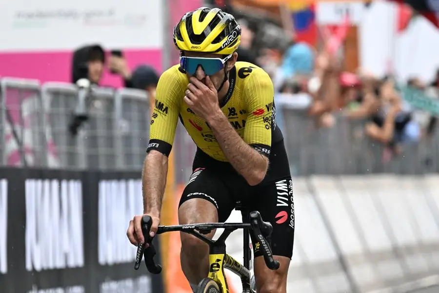 Simon Yates in maglia rosa