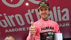Simon Yates in maglia rosa