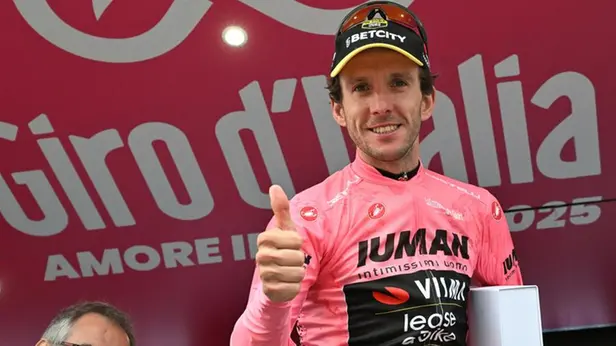 Simon Yates in maglia rosa