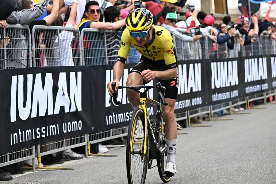 Simon Yates in maglia rosa