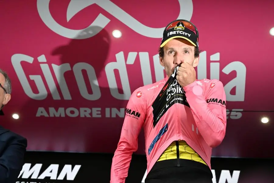Simon Yates in maglia rosa