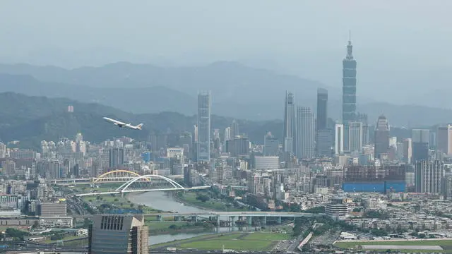 epa12083337 An Air China commercial flight, flies above downtown Taipei, Taiwan, 08 May 2025. Taiwan's total exports in April 2025 increased by 29.9 percent year on year to 48.66 billion US dollars, while total imports rose by 33 percent compared to a year earlier, reaching 41.46 billion US dollars, resulting in a favorable trade balance for the month of 7.21 billion US dollars, according to data released by Taiwan’s Ministry of Finance on 08 May. EPA/RITCHIE B. TONGO
