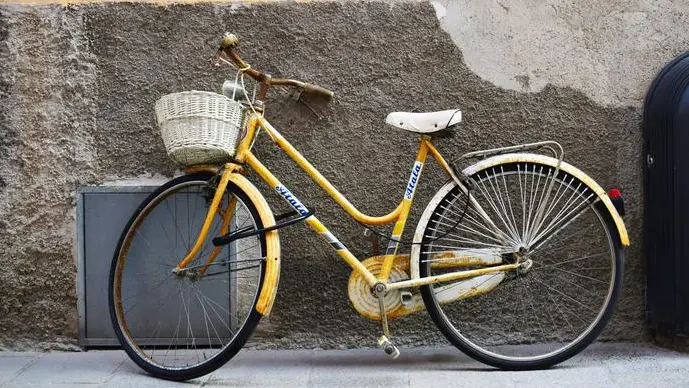 Una vecchia bicicletta da città