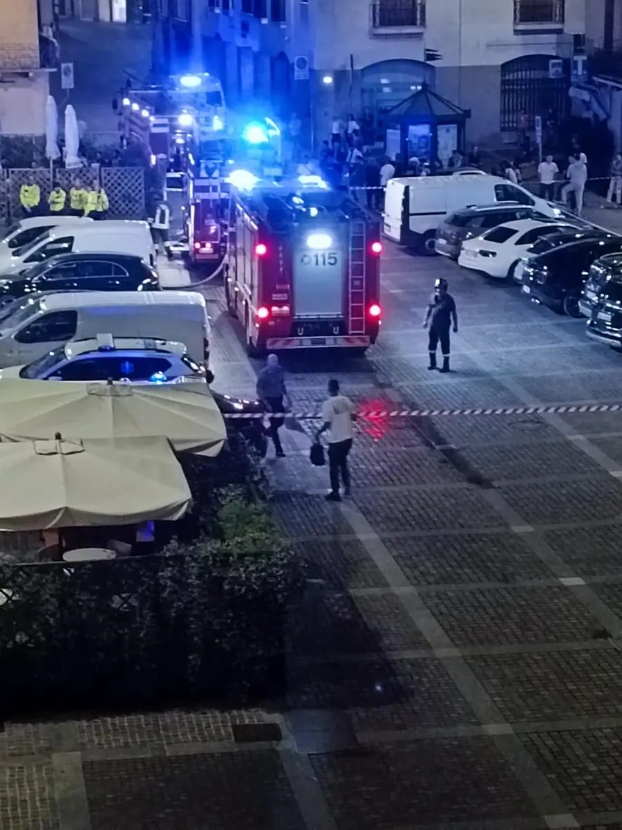 Incendio in centro a Palazzolo: in fiamme tre garage e due auto