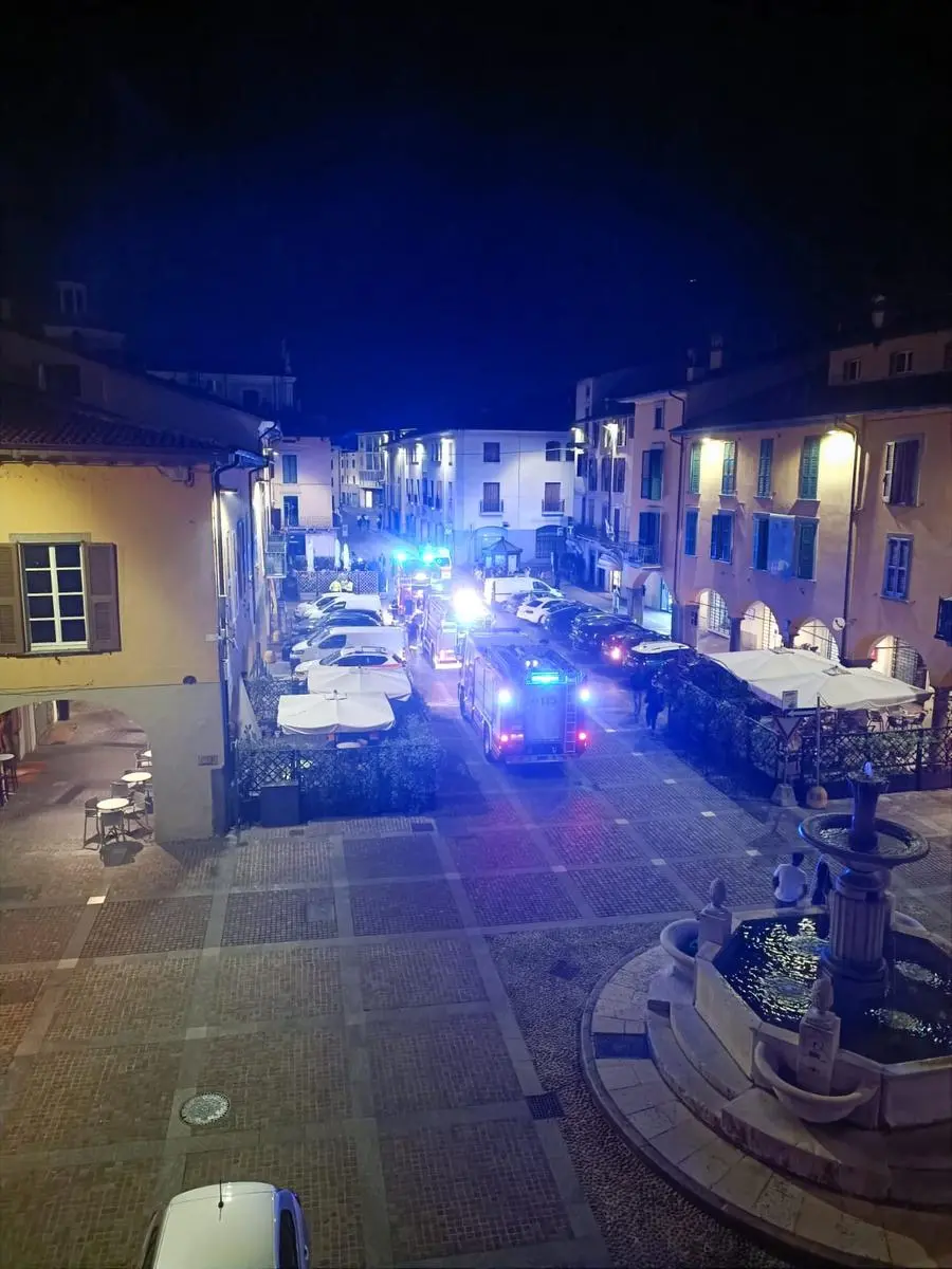Incendio in centro a Palazzolo: in fiamme tre garage e due auto
