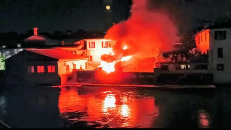 Incendio in centro a Palazzolo: in fiamme tre garage e due auto