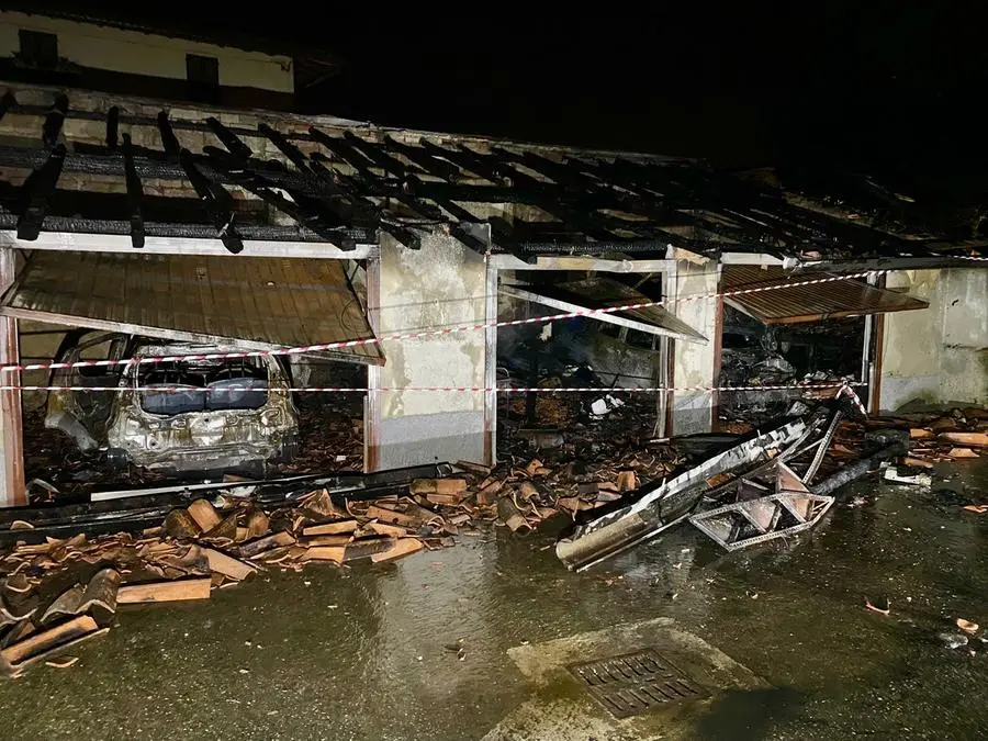 Incendio in centro a Palazzolo: in fiamme tre garage e due auto