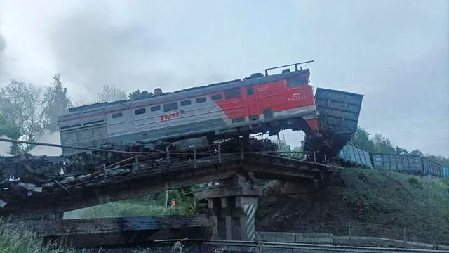 epa12148700 A handout picture made available by acting Governor of Kursk region Alexander Khinshtein via Telegram shows a damaged freight train following a railway bridge collapse in the Kursk region, Russia, 01 Jun 2025. According to Bryansk region governor, Alexander Bogomaz, at least seven people died in the incident, with dozens more wounded. EPA/ALEXANDER KHINSHTEIN /HANDOUT HANDOUT EDITORIAL USE ONLY/NO SALESHANDOUT EDITORIAL USE ONLY/NO SALES