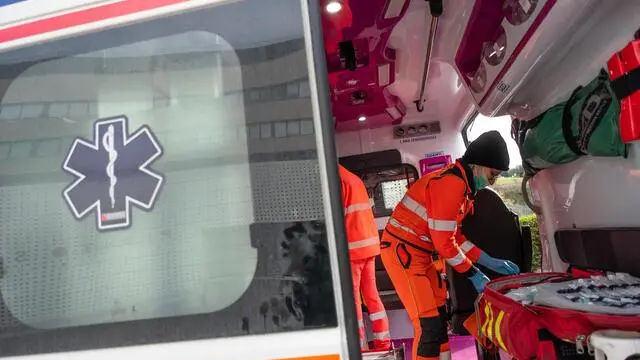 Infermiera sistema l'attrezzatura sanitaria a bordo dell'ambulanza nel parcheggio del pronto soccorso dell'ospedale Agostino Gemelli, Roma, 25 gennaio 2023. ANSA / Danilo Schiavella (generica, simbolica, ambulanza, soccorso)