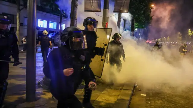 epa12148464 French police in action as clashes erupt with PSG fans celebrating on the Champs-Elysees after their team won the UEFA Champions League final between Paris Saint-Germain and Internazionale Milano, Paris, France, 31 May 2025. EPA/CHRISTOPHE PETIT TESSON