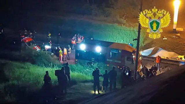 epa12148555 A handout photo made available by the Moscow Interregional Transport Prosecutor's Office shows Russian rescuers working at the site after a bridge collapsed on a passenger train in the Vygonichsky district, Bryansk region, Russia, 01 June 2025. According to Bryansk region governor, Alexander Bogomaz, at least seven people died in the incident. The total number of victims is 69 people, including three children. Three of the victims are in serious condition, including one child. 44 people have been hospitalized. EPA/MOSCOW INTERREGIONAL TRANSPORT PROSECUTOR'S OFFICE / HANDOUT HANDOUT EDITORIAL USE ONLY/NO SALES