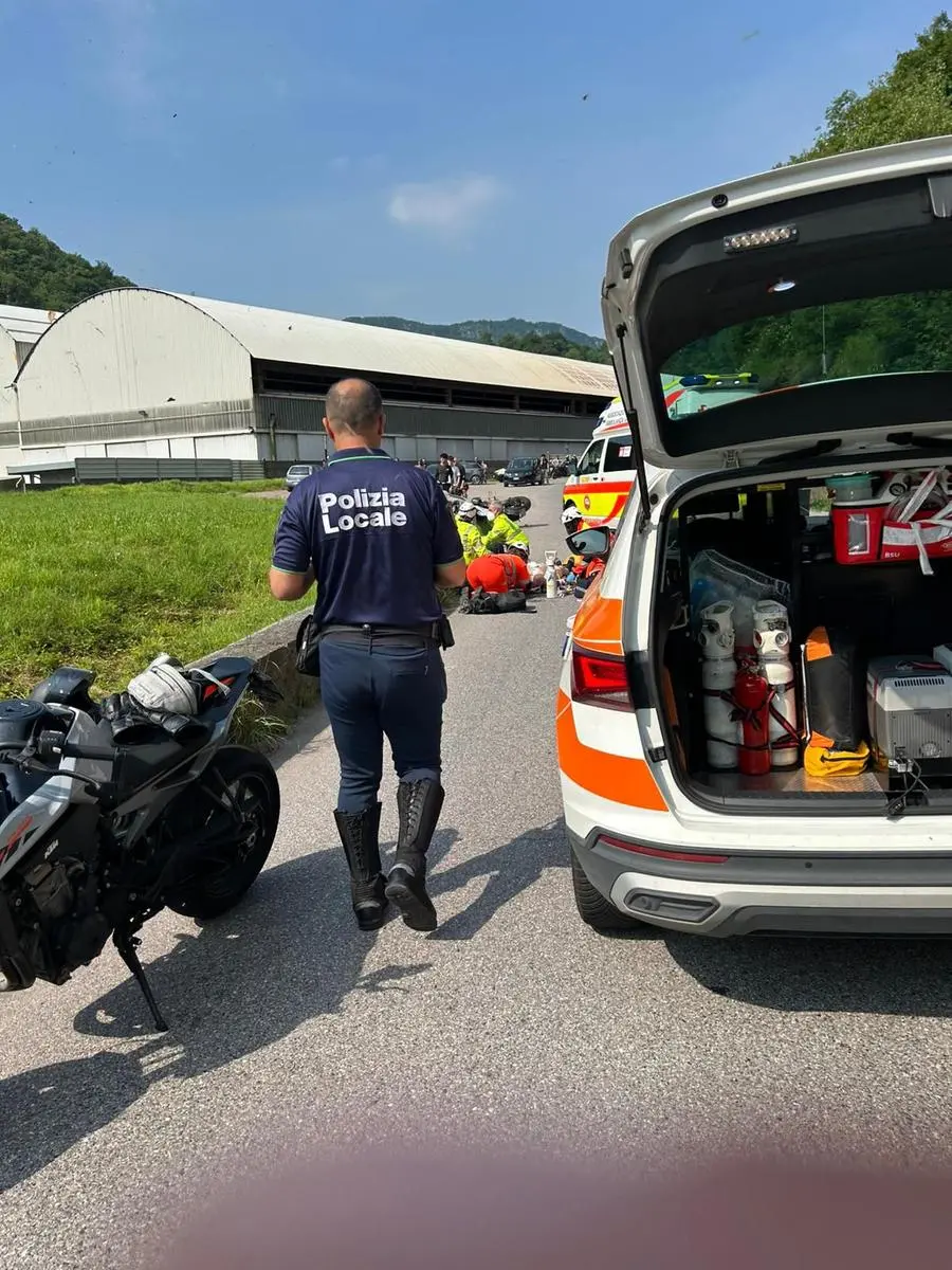 Incidente a Mura, motociclista esce di strada