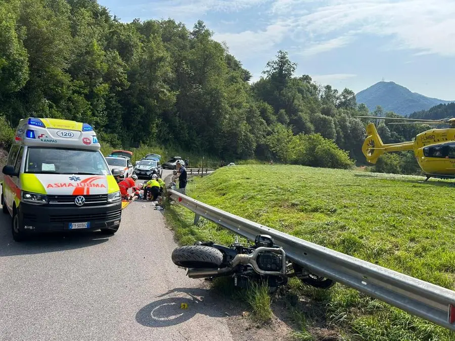 Incidente a Mura, motociclista esce di strada