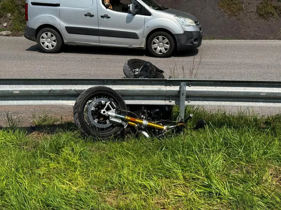 Incidente a Mura, motociclista esce di strada