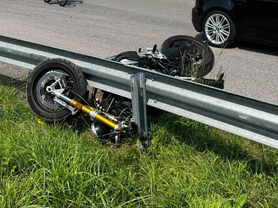 Incidente a Mura, motociclista esce di strada