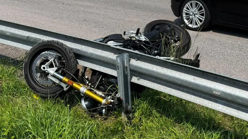 Incidente a Mura, motociclista esce di strada