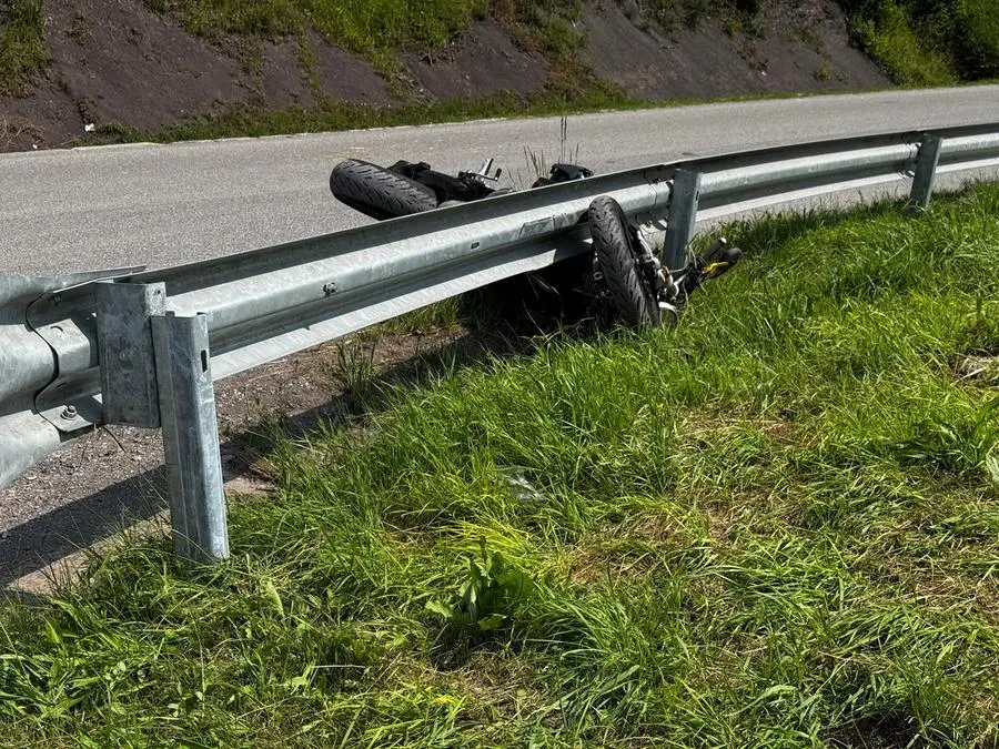 Incidente a Mura, motociclista esce di strada