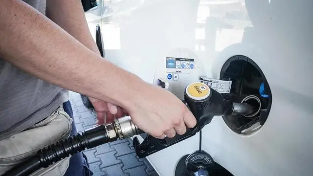 Rialzo dei prezzi della benzina al self service e servito in una stazione di servizio dell'autostrada. Torino 27 luglio 2023 ANSA/TINO ROMANO