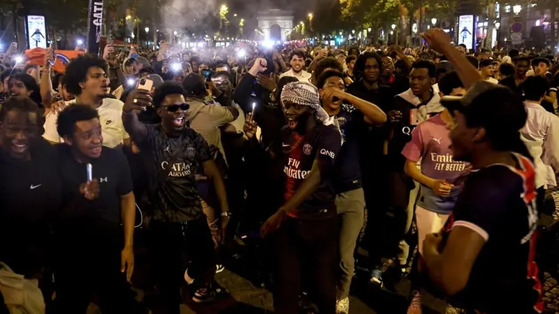 I tifosi del Psg festeggiano a Parigi