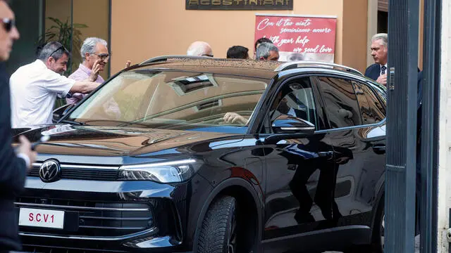 Papa Leone XIV lascia in auto il Pontificio Istituto Patristico Augustinianum degli Agostiniani, Roma, 13 maggio 2025. ANSA/ANGELO CARCONI