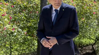 Roma - Il Presidente Sergio Mattarella lascia lo studio per incontrare una rappresentanza di studenti degli istituti alberghieri impegnati nel servizio di cucina, sala e accoglienza, in occasione del Ricevimento della Festa della Repubblica, oggi 1giugno 2025 (Foto di Paolo Giandotti - Ufficio per la Stampa e la Comunicazione della Presidenza della Repubblica)