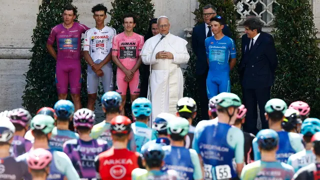 epa12149294 Pope Leo XIV greets cyclists competing in the 21st and final stage of the Giro d'Italia cycling race over 141km from the Vatican to Rome, 01 June 2025. EPA/ANGELO CARCONI