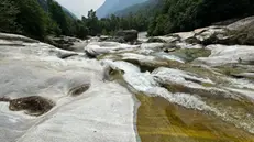 bambino in acqua agli Orridi di Uriezzo