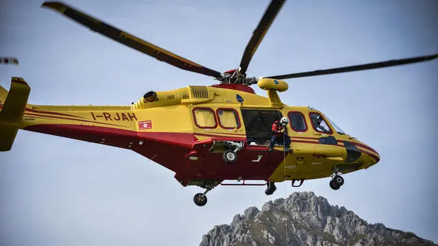 La fase del recupero del ferito durante l’esercitazione in montagna dell’elisoccorso eliambulanza Areu Soccorso Alpino ai Piani dei Resinelli Lecco, 28 Settembre 2021 ANSA/MATTEO CORNER