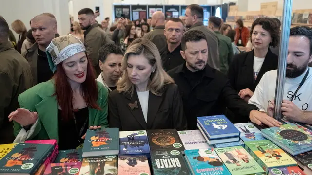epa12145578 Ukrainian President Volodymyr Zelensky (C-R) and his wife Olena Zelenska (C) visit the 13th International Book Arsenal Festival in Kyiv, Ukraine, 30 May 2025, amid the Russian invasion. More than a hundred publishing houses will join the XIII International Book Arsenal Festival that runs until 01 June, focusing on the theme 'Everything is Translation'. EPA/ANDREW KRAVCHENKO